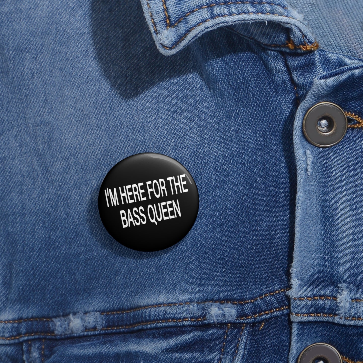 I'M HERE FOR THE BASS QUEEN - Pin Buttons (Black)